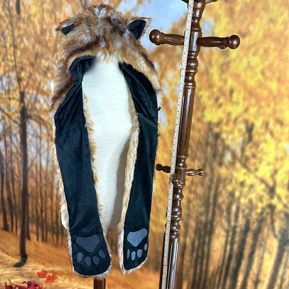 Is this a fox? Hat scarf mittens sneed faux fur fun - Picture 6 of 12